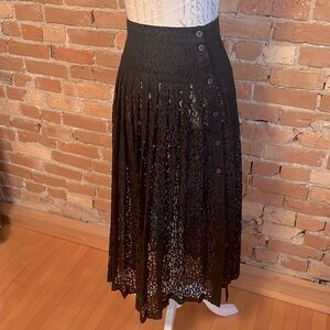 Lace skirt with buttons